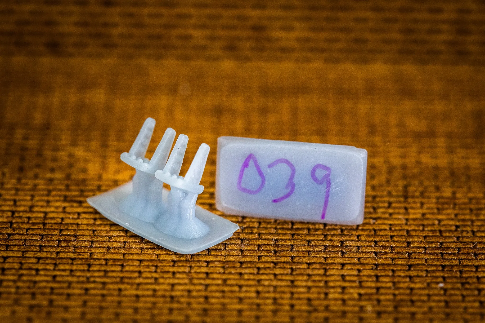 Hinge - Double 90d 4mm - 2of - Each - HO Scale
